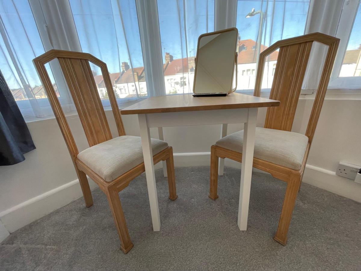 Harrow on the Hill Double Bedroom With Tv In Sudbury Hill Wembley - 10 Mins From Wembley Stadium מראה חיצוני תמונה